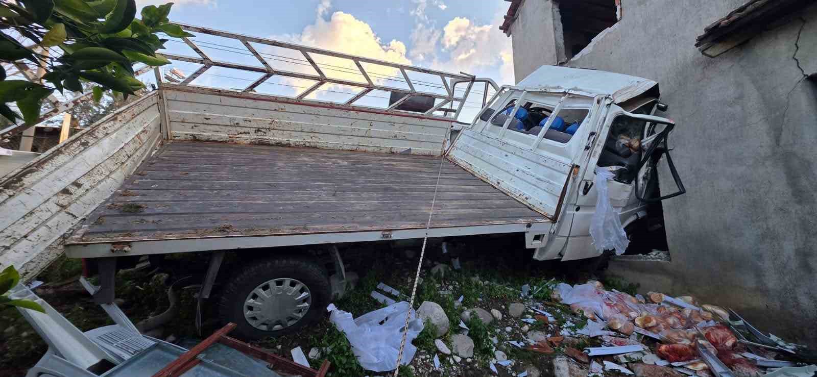 Kontrolden çıkan kamyonet eve çarptı: 1 ölü