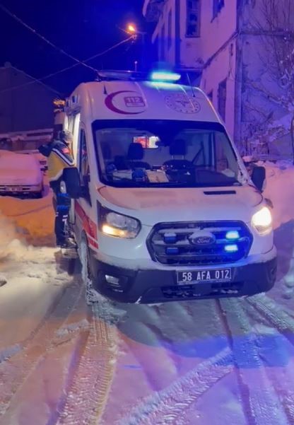 Mahsur kalan hasta vatandaşın yardımına karla m&uuml;cadele ekipleri yetişti
