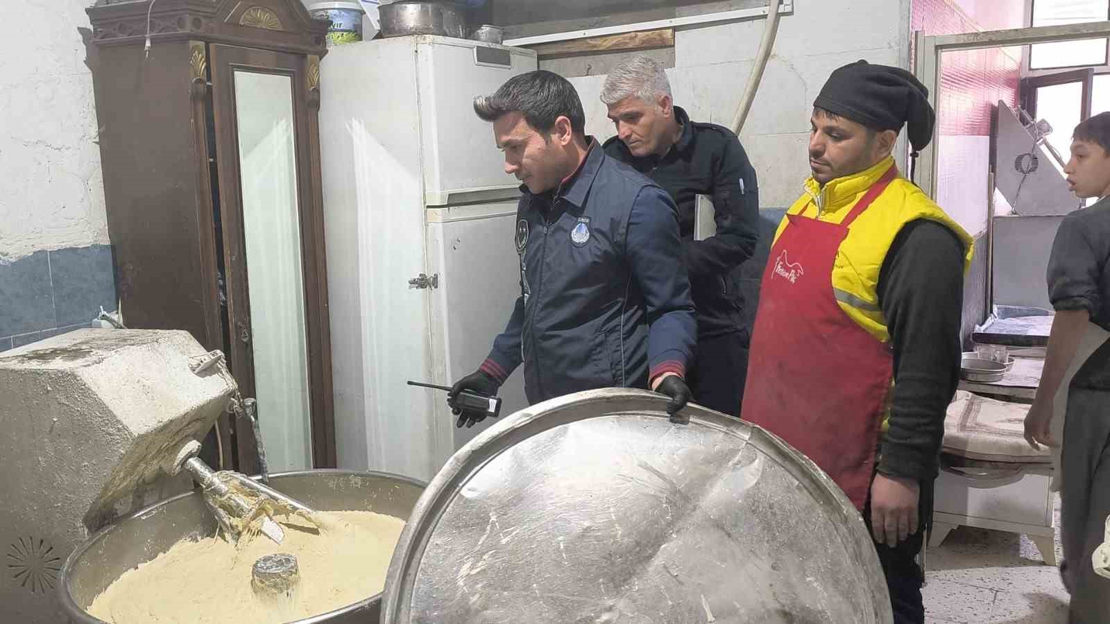 Ekmek fırınındaki g&ouml;r&uuml;nt&uuml; ekipleri harekete ge&ccedil;irdi
