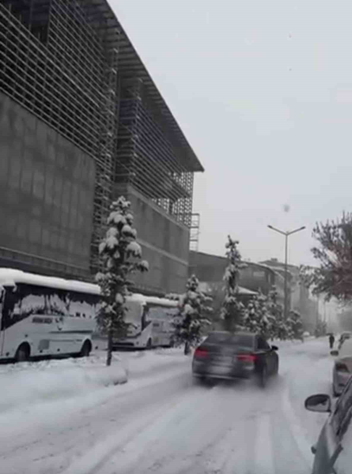 Patnos&rsquo;ta kar yağışı yeniden etkisini g&ouml;sterdi
