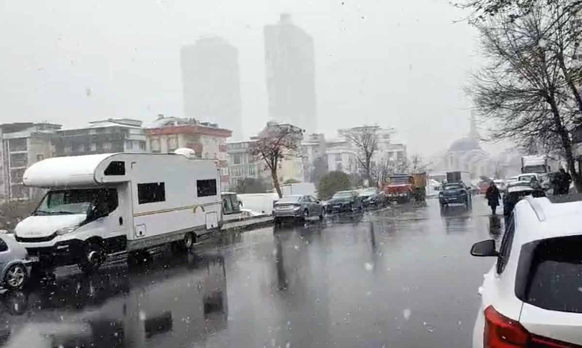 Kartal’da kısa süreli kar yağışı etkili oldu