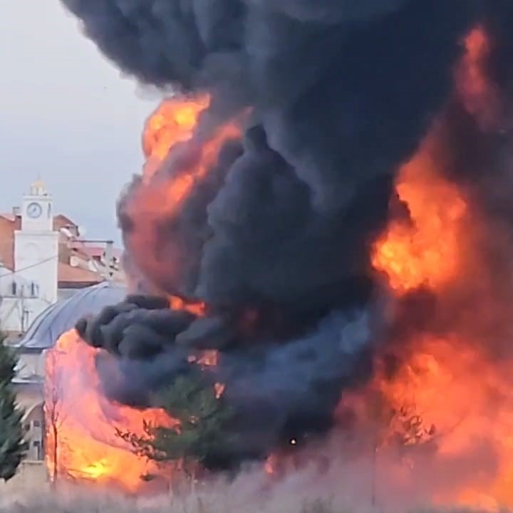 İneg&ouml;l&rsquo;de park halindeki s&uuml;nger ve mobilya y&uuml;kl&uuml; tır dorseleri alev alev yandı
