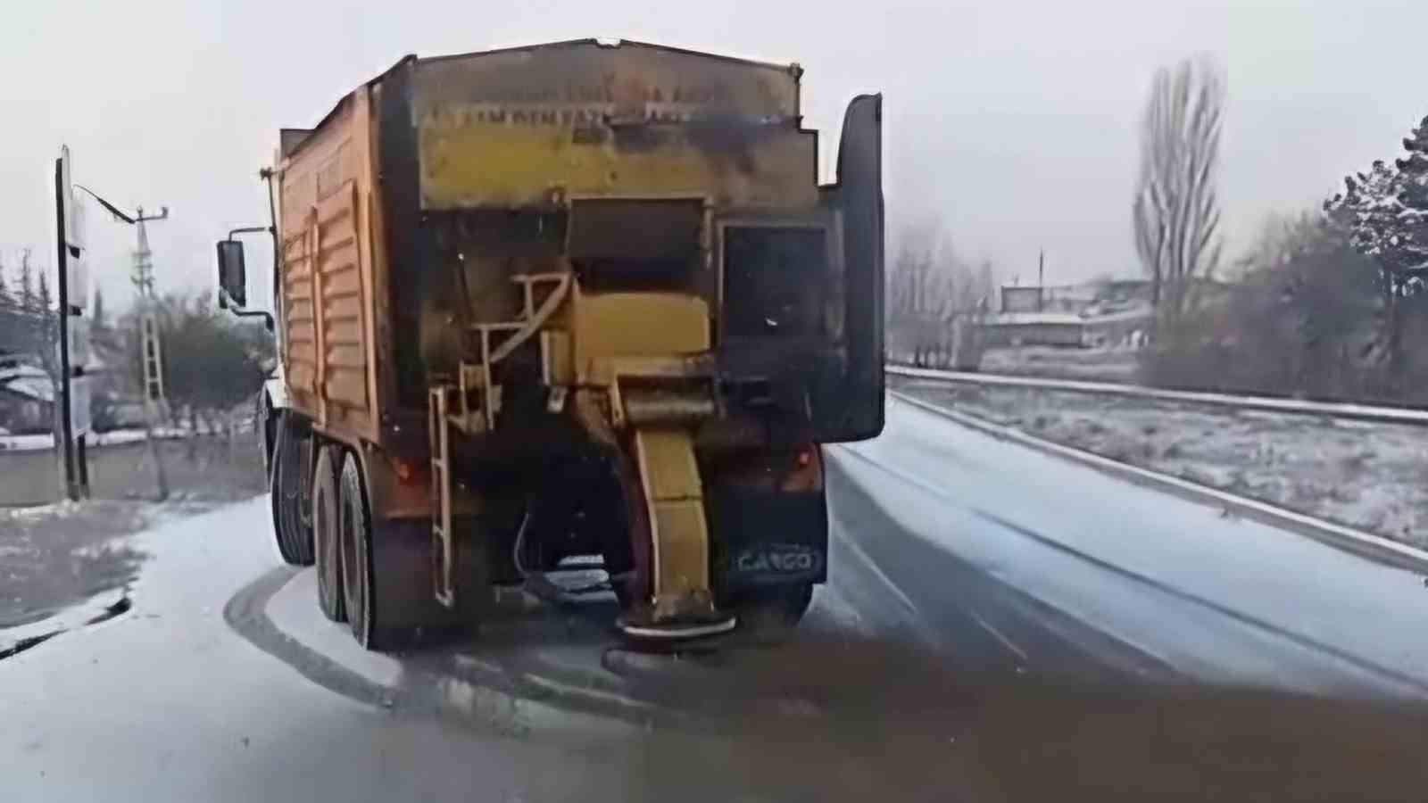 Kırıkkale&rsquo;de yollarda buzlanmaya karşı tuzlama &ccedil;alışması
