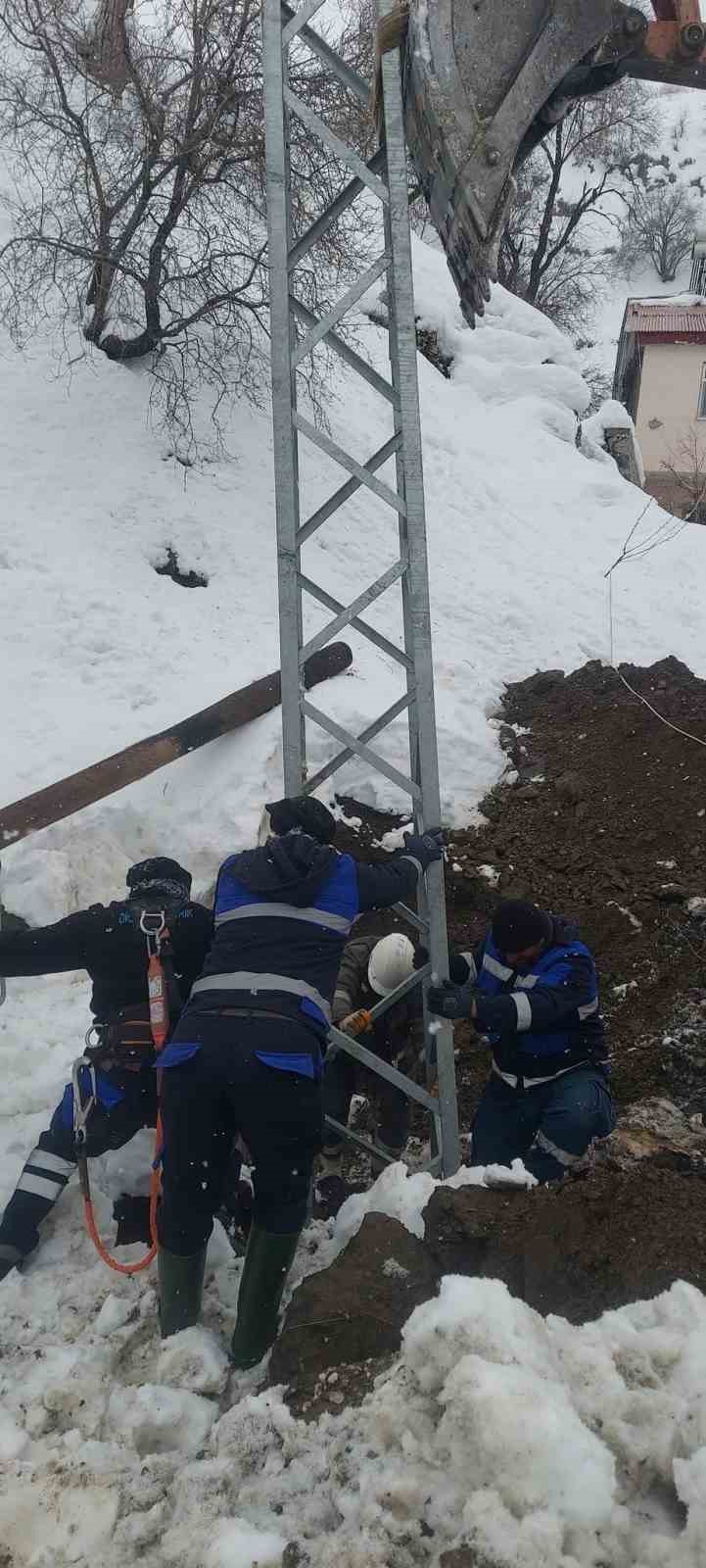 Çüngüş’te devrilen elektrik direkleri onarıldı