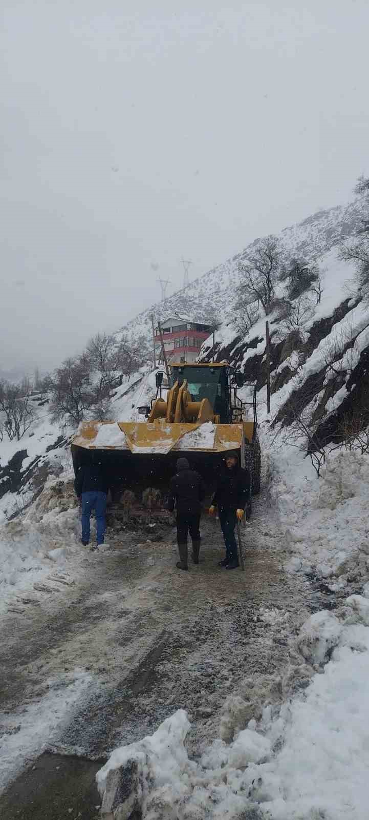 &Ccedil;&uuml;ng&uuml;ş&rsquo;te devrilen elektrik direkleri onarıldı
