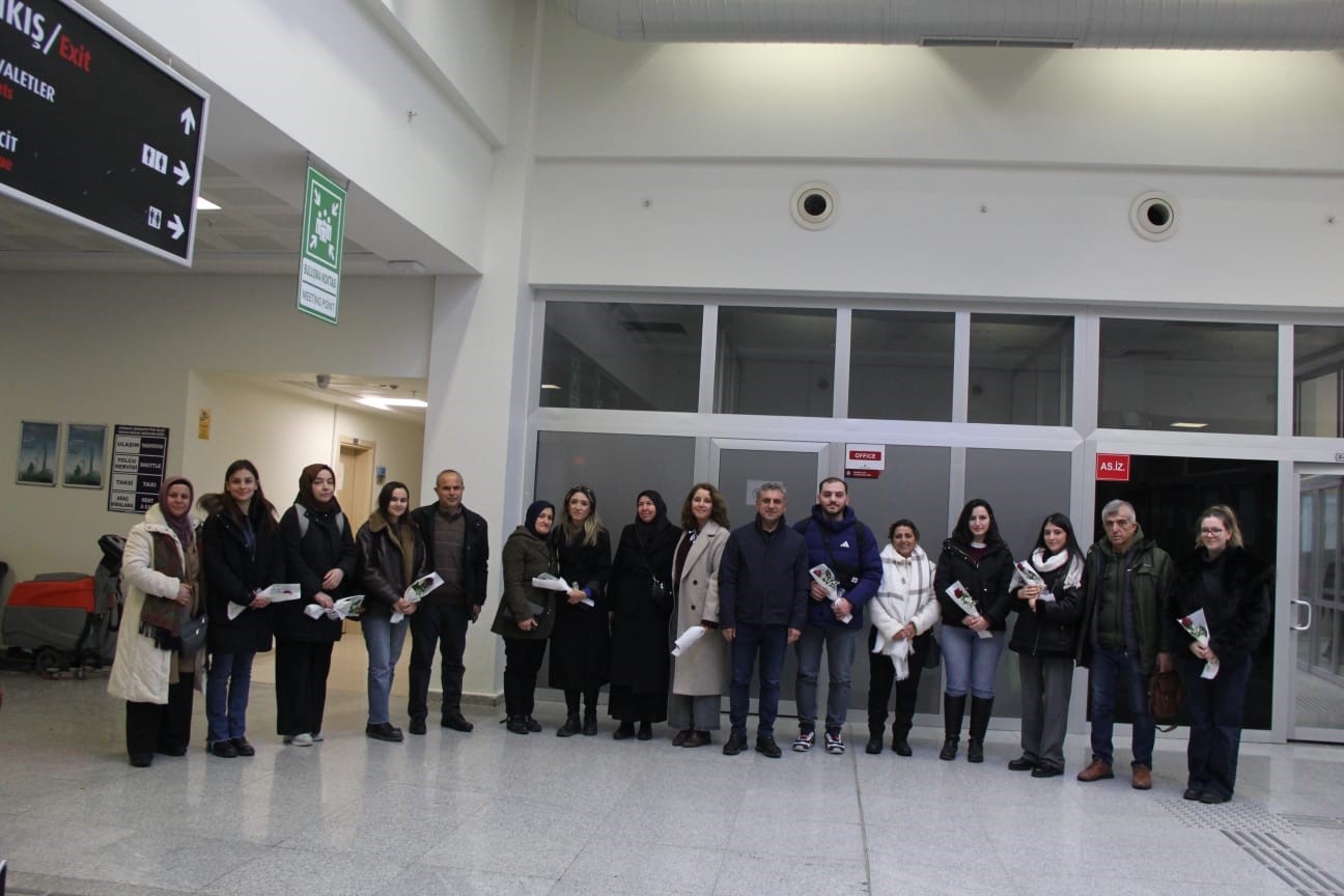 Şırnak’a atanan öğretmenlere havalimanında çiçekli karşılama
