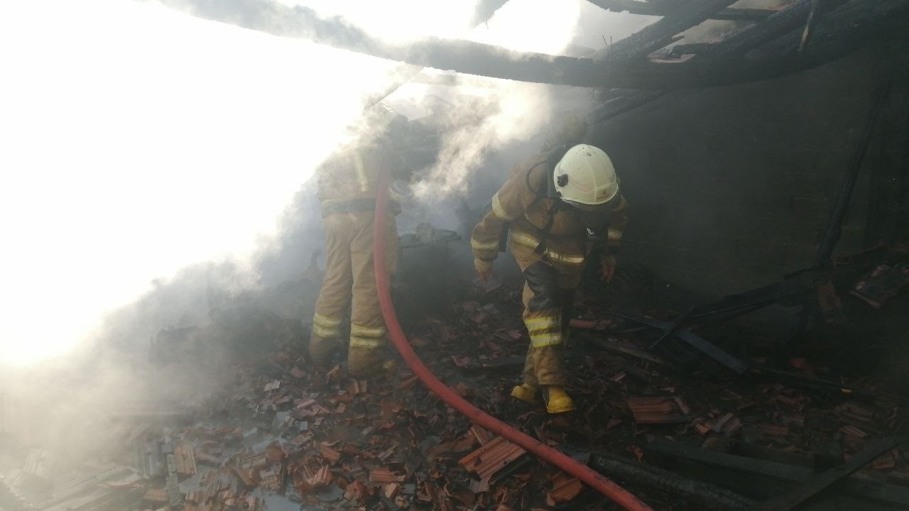 Isparta&rsquo;da hurda işletmesinin &ccedil;atısında yangın
