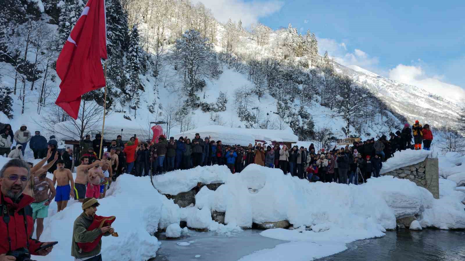 Buz tutan suda y&uuml;zerek eğlendiler
