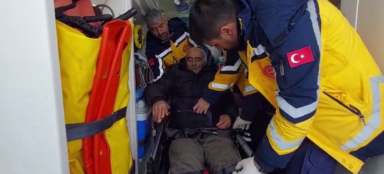 Tunceli&rsquo;de ekipler 1 kilometre y&uuml;r&uuml;d&uuml;, hasta hastaneye ulaştırıldı
