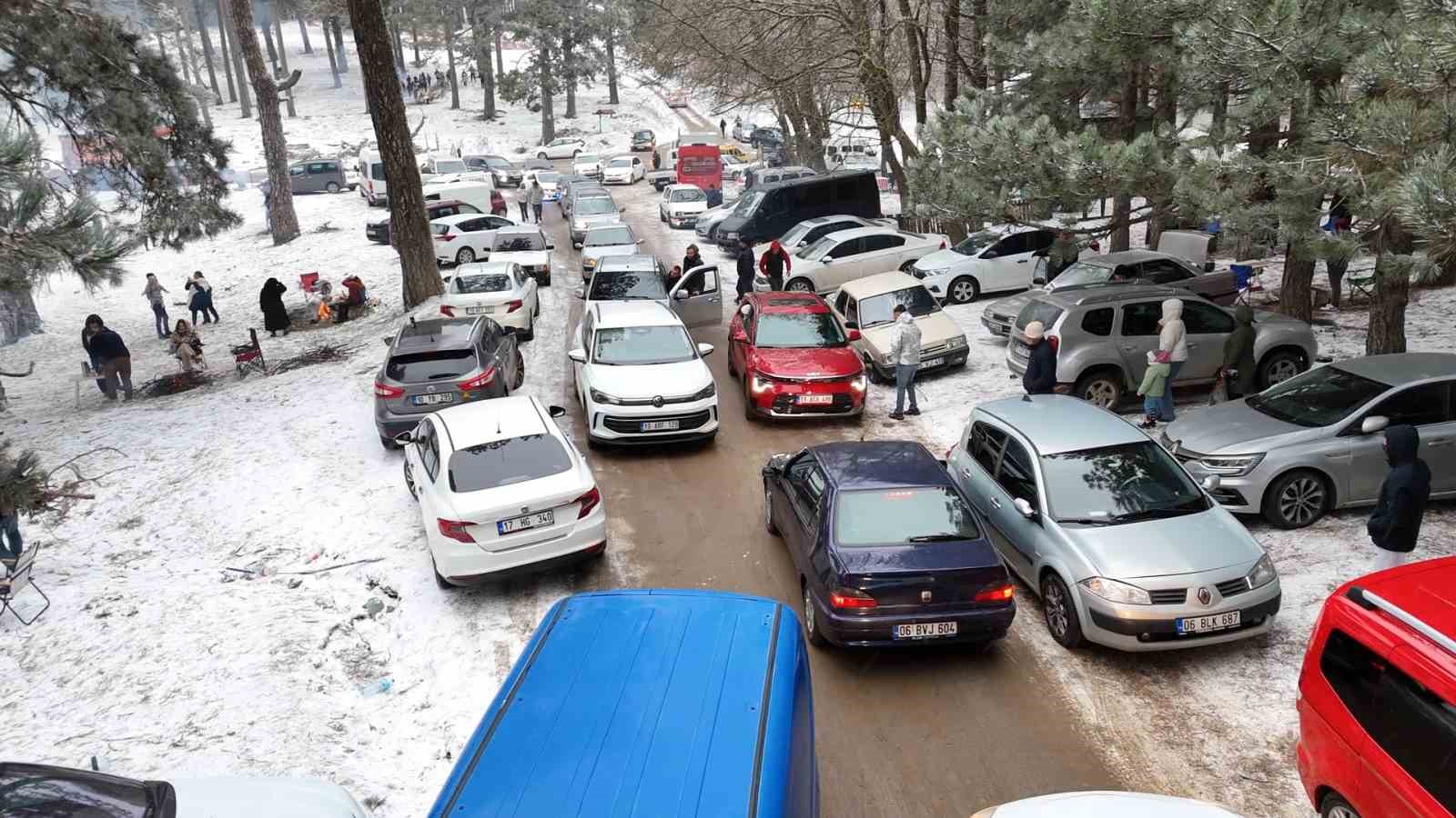 Kar yağışını g&ouml;bek atarak kutladılar
