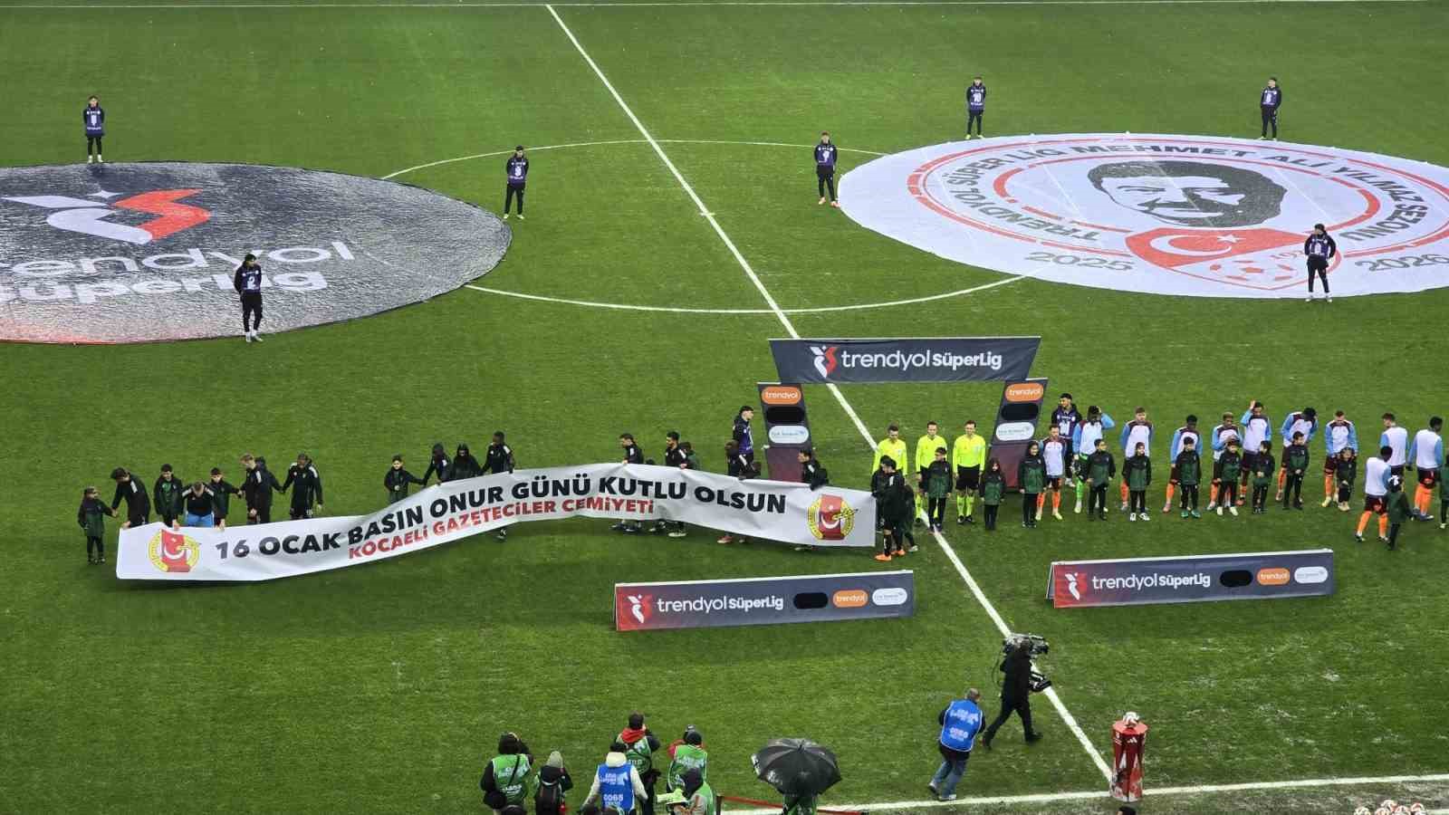 Kocaelispor, Trabzonspor ma&ccedil;ına 16 Ocak pankartıyla &ccedil;ıktı
