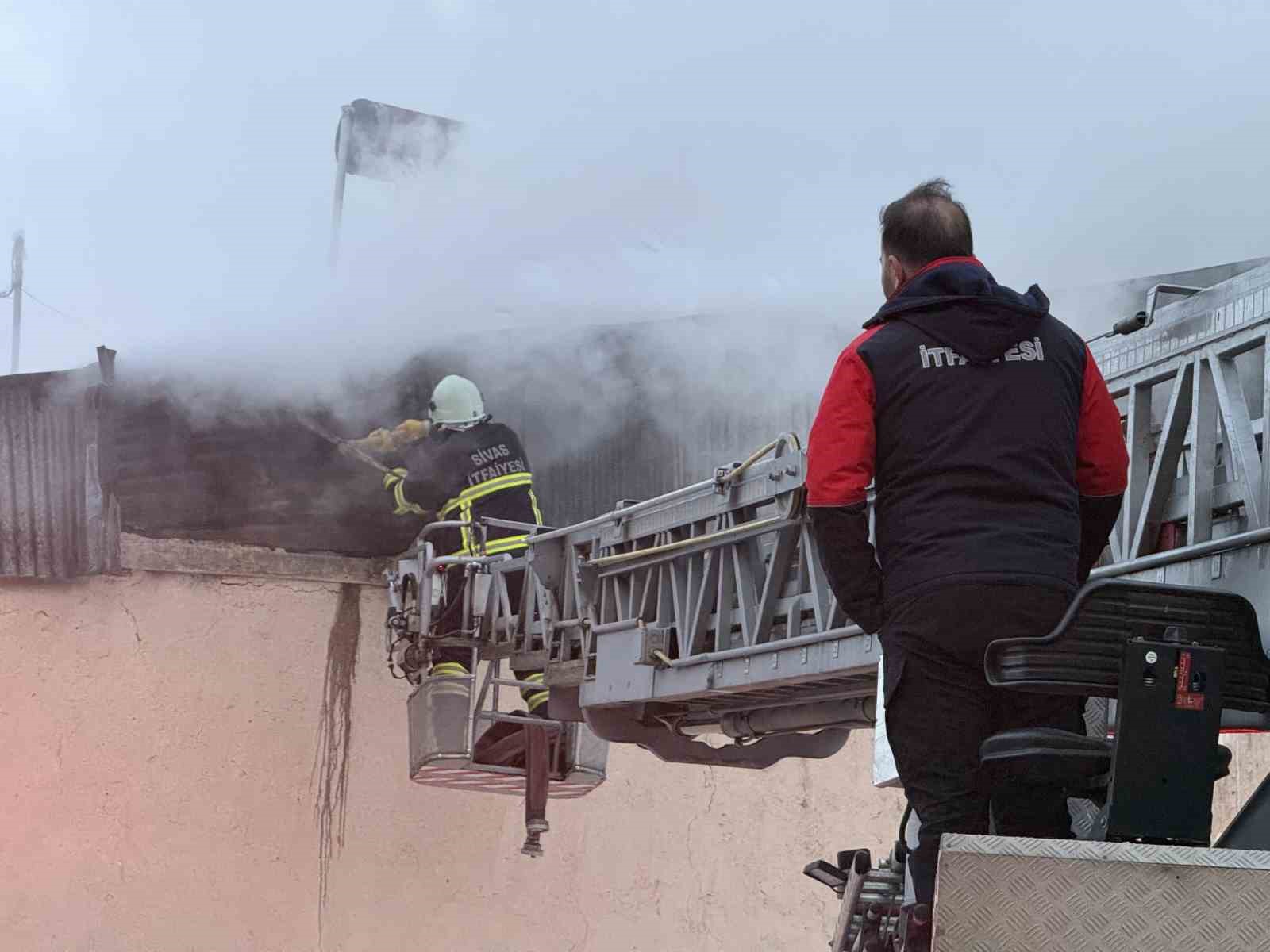 Paniğe neden olan yangın b&uuml;y&uuml;meden s&ouml;nd&uuml;r&uuml;ld&uuml;
