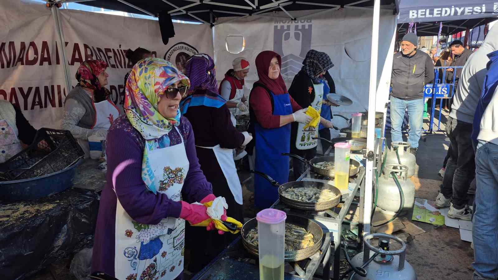 Bodrum&rsquo;da 3 ton hamsi pişirilerek dağıtıldı
