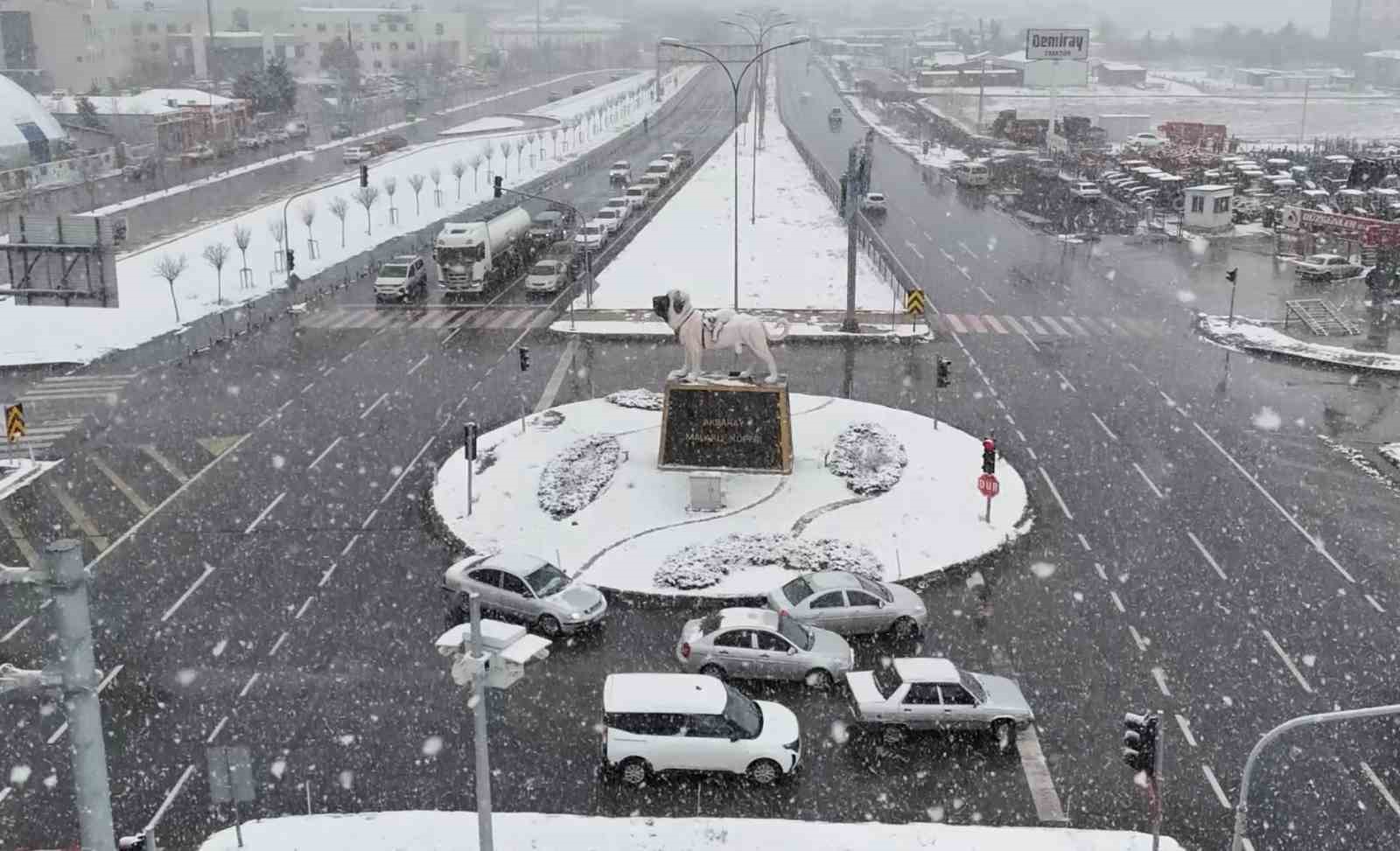 Aksaray yağan karla beyaza büründü