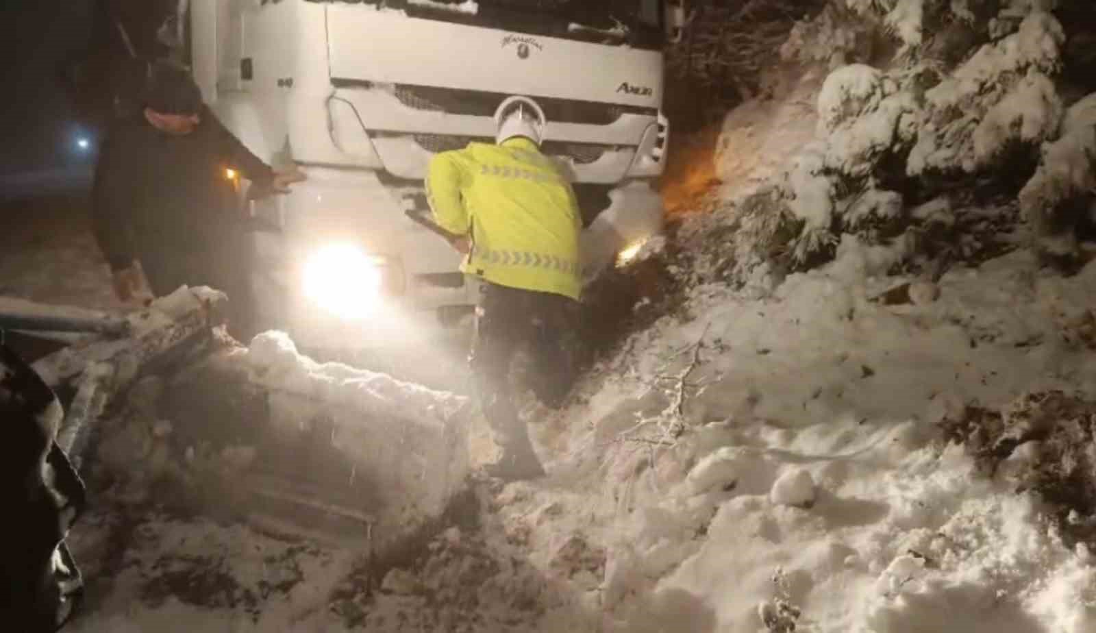 D850 kara yolu ulaşıma kapandı, polis ekipleri k&uuml;rekle a&ccedil;maya &ccedil;alıştı
