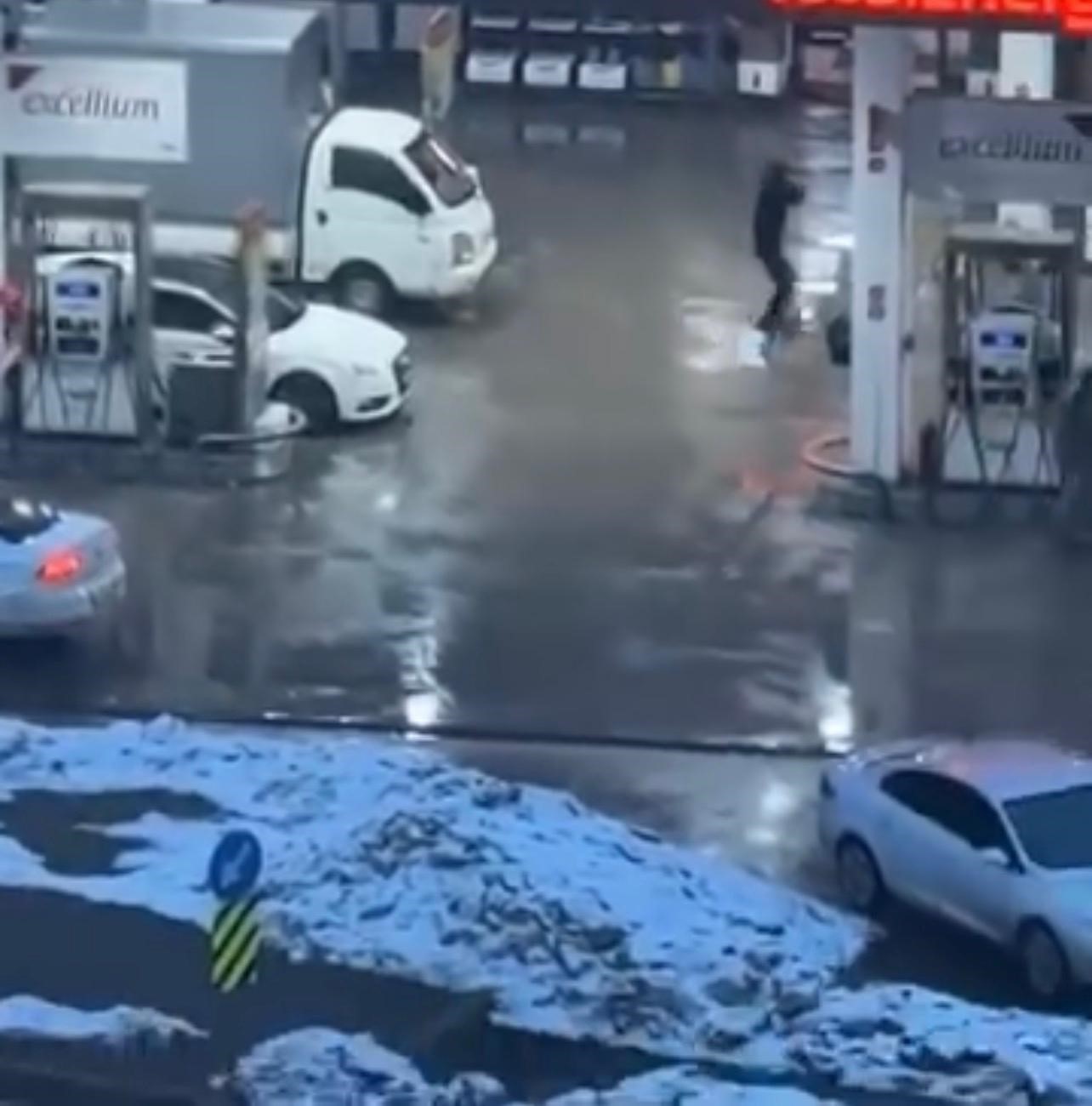 Diyarbakır&rsquo;da akaryakıt istasyonunda silahlı kavga: 1 yaralı
