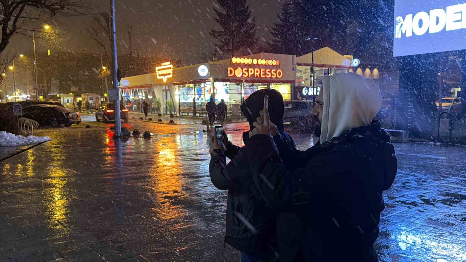 D&uuml;zce&rsquo;de kar yağışı etkili oluyor
