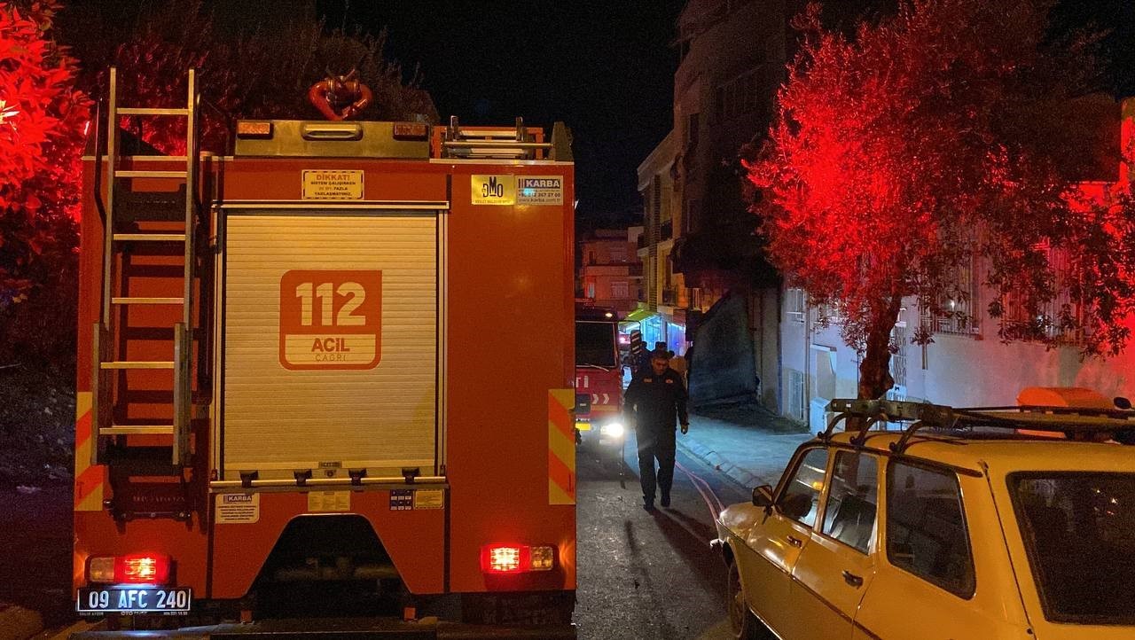 Aydın&rsquo;da yangın: Dumandan etkilenen 2 kişi hastaneye kaldırıldı
