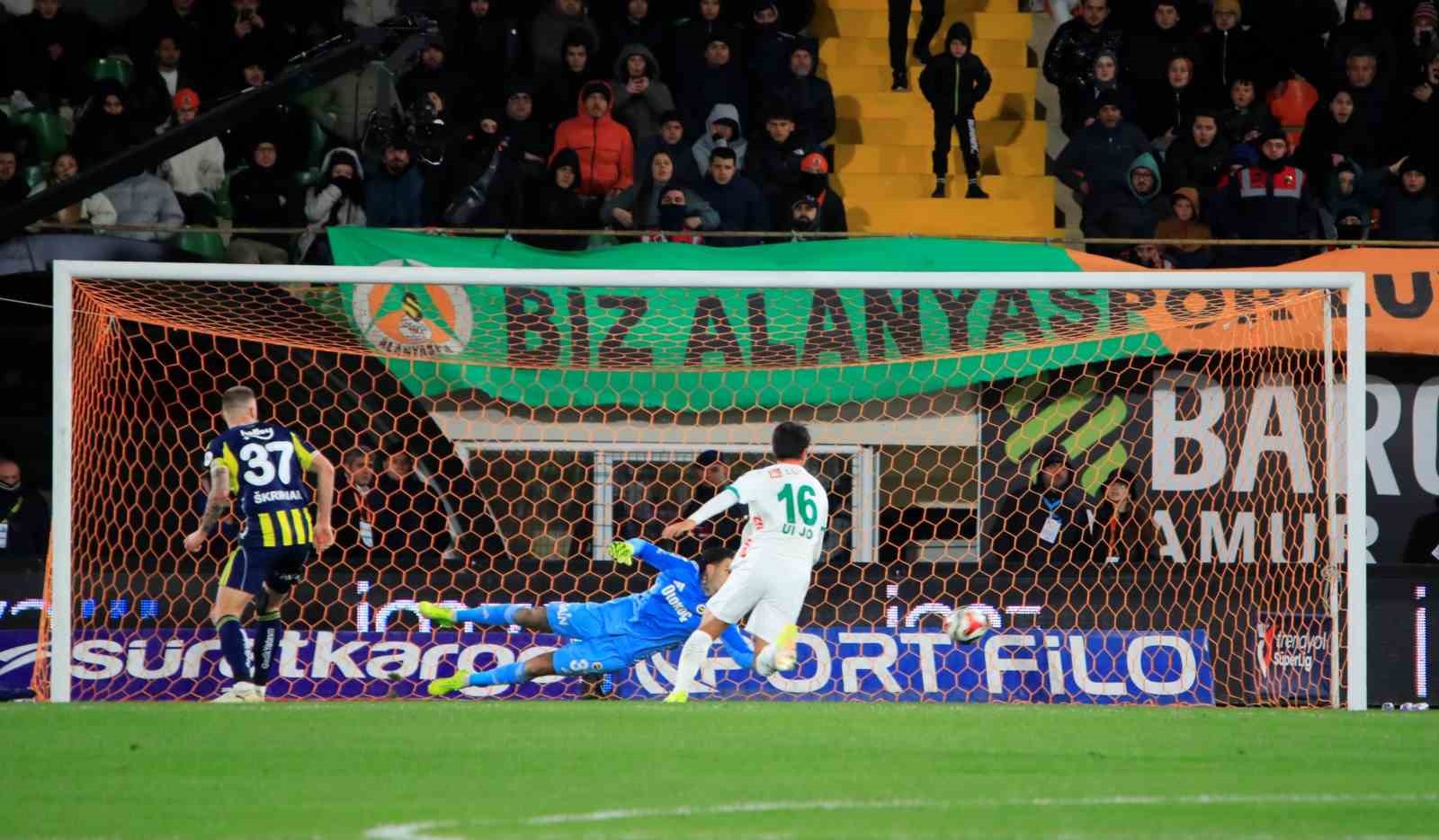 Trendyol Süper Lig: Alanyaspor: 2 - Fenerbahçe: 1 (İlk yarı)