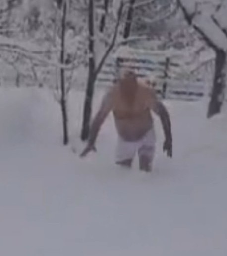 "Denize giremedik bari karda y&uuml;zelim" dedi, karda kula&ccedil; attı
