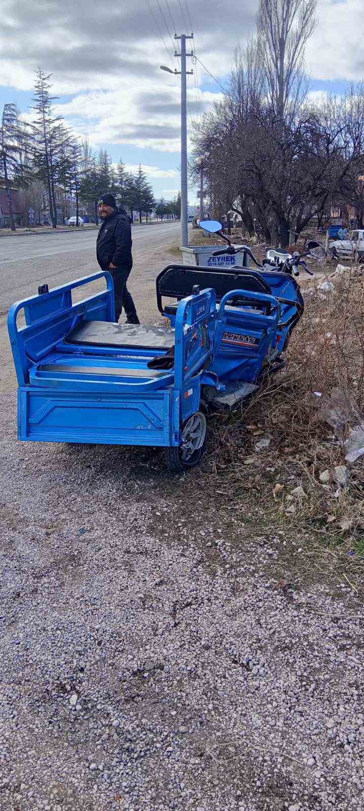 Otomobil mopedle &ccedil;arpıştı: Anne hayatını kaybetti, oğlu ağır yaralandı
