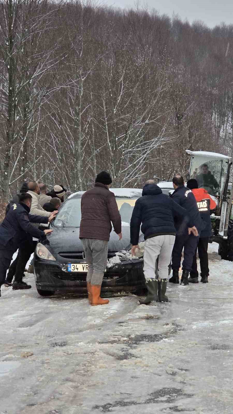 Yalova&rsquo;da ara&ccedil;larında mahsur kalan 35 kişi kurtarıldı
