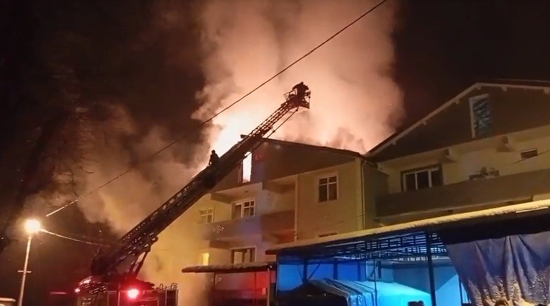 G&ouml;k&ccedil;ebey&rsquo;de 3 katlı binanın &ccedil;atısı alev alev yandı
