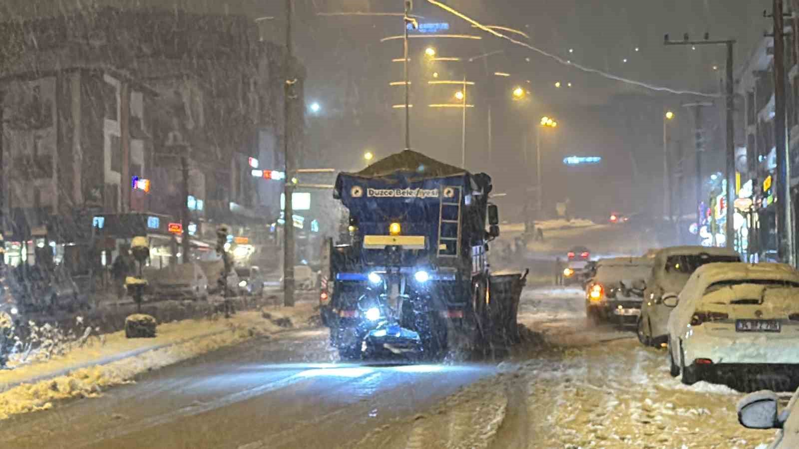 D&uuml;zce&rsquo;nin y&uuml;ksek kesimlerinde kar kalınlığı 10 santimetreye ulaştı
