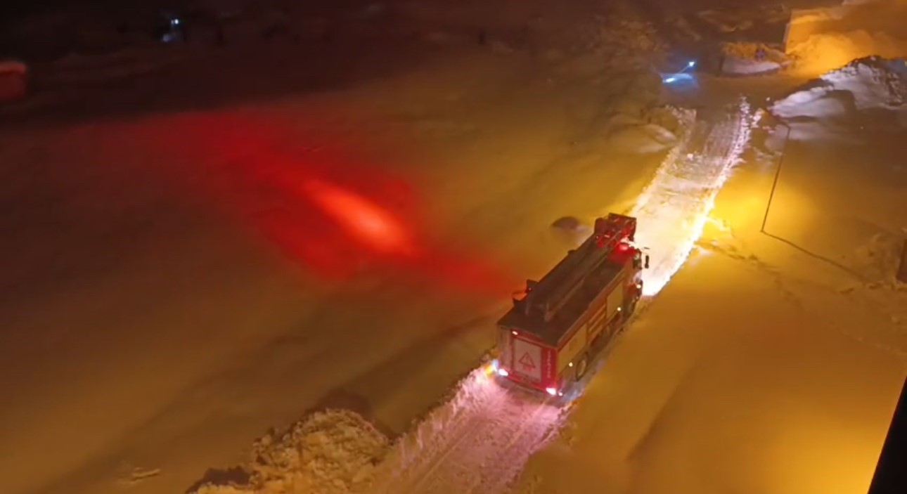 Hakkari&rsquo;de itfaiye ara&ccedil;larının &ccedil;ıkamadığı tandır evindeki yangına vatandaşlardan karla m&uuml;dahale

