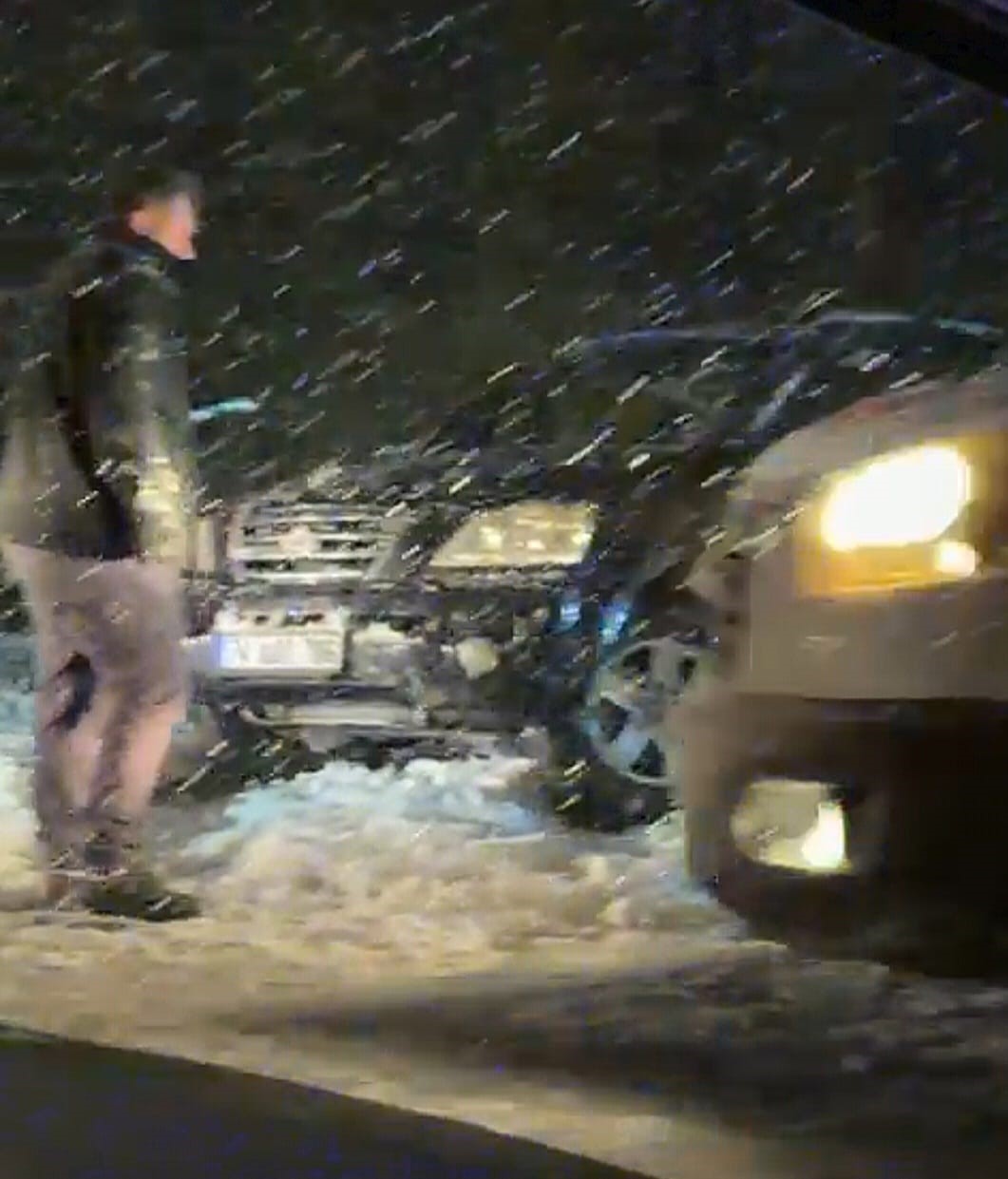 Karlı yolda kayan otomobil karşı şeritten gelen ara&ccedil;la &ccedil;arpıştı: 6 yaralı
