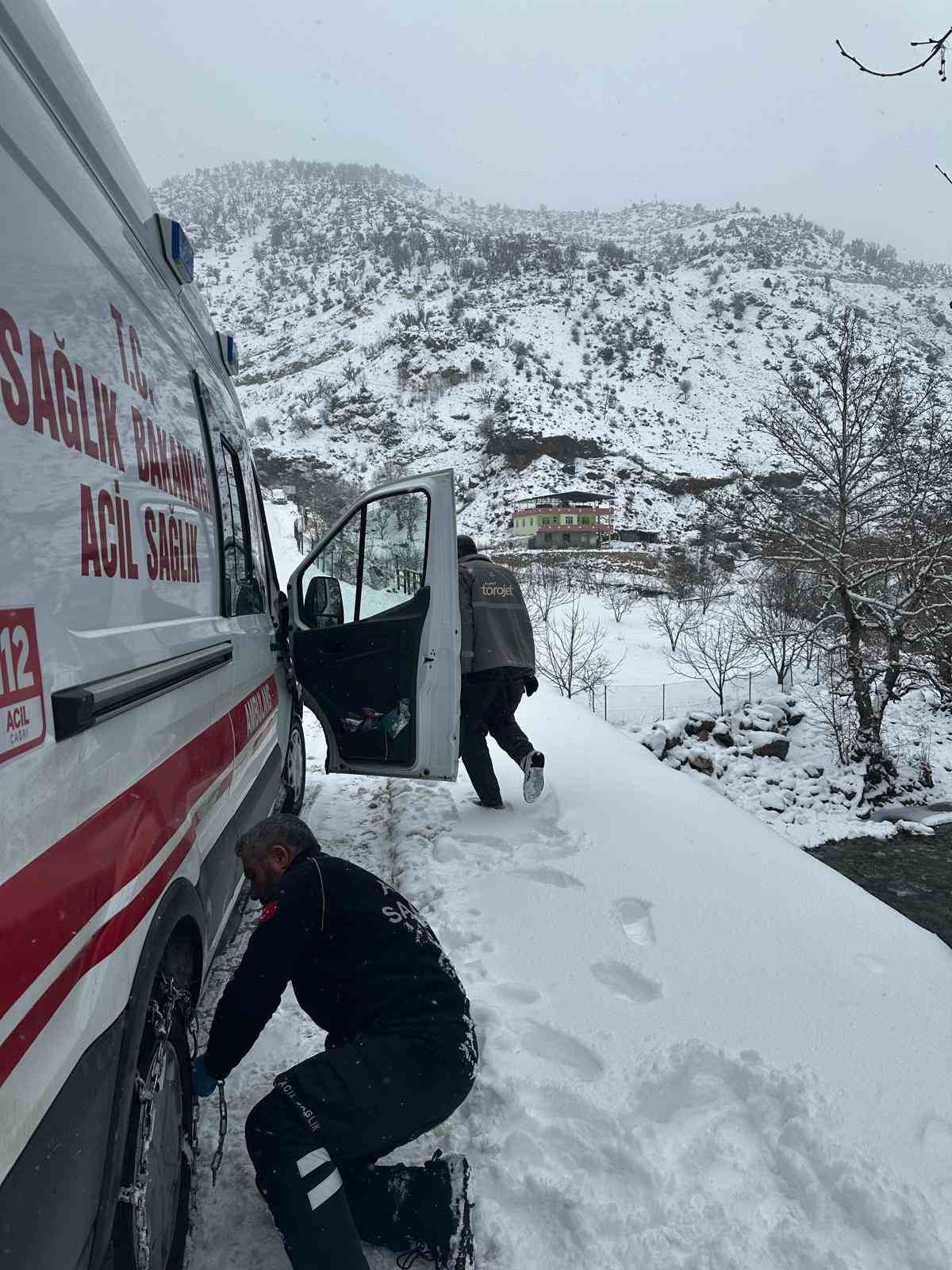 Sason&rsquo;da karla m&uuml;cadele s&uuml;r&uuml;yor: Ekipler hastaları kurtarmak i&ccedil;in seferber oldu
