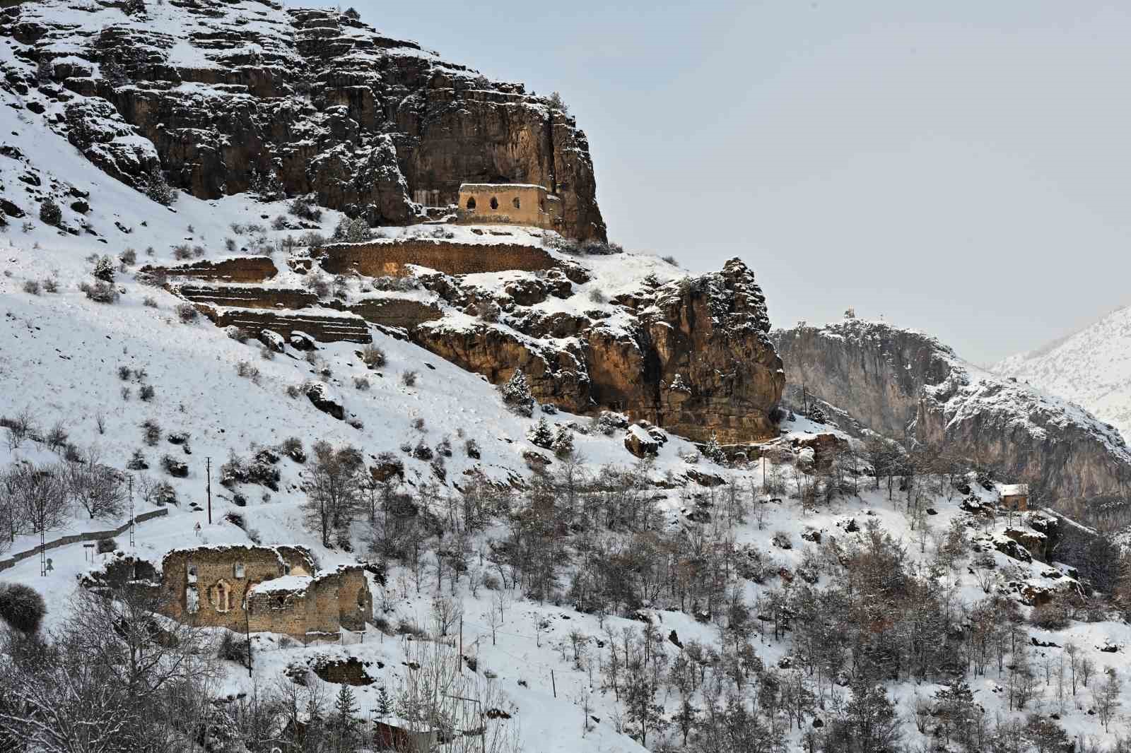 G&uuml;m&uuml;şhane&rsquo;de kar g&ouml;rsel ş&ouml;lene d&ouml;n&uuml;şt&uuml;
