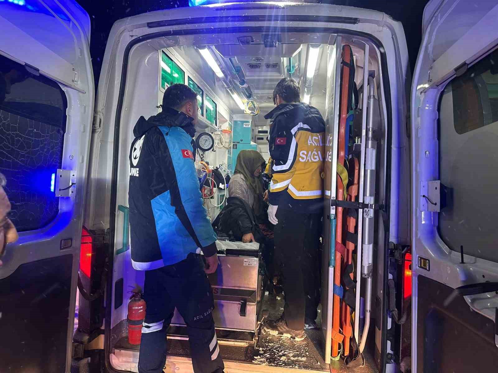 Karlı yollar aşıldı, hasta kadın kurtarıldı