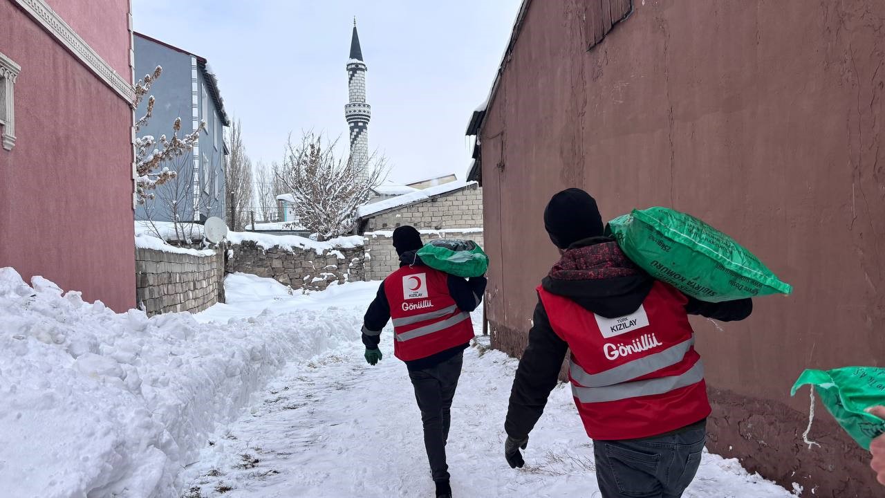 Ağrı&rsquo;da Kızılay&rsquo;dan ihtiya&ccedil; sahiplerine k&ouml;m&uuml;r yardımı
