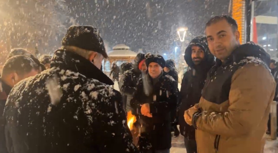 Bartın&rsquo;da il&ccedil;e protokol&uuml; vatandaşlarla kartopu oynadı
