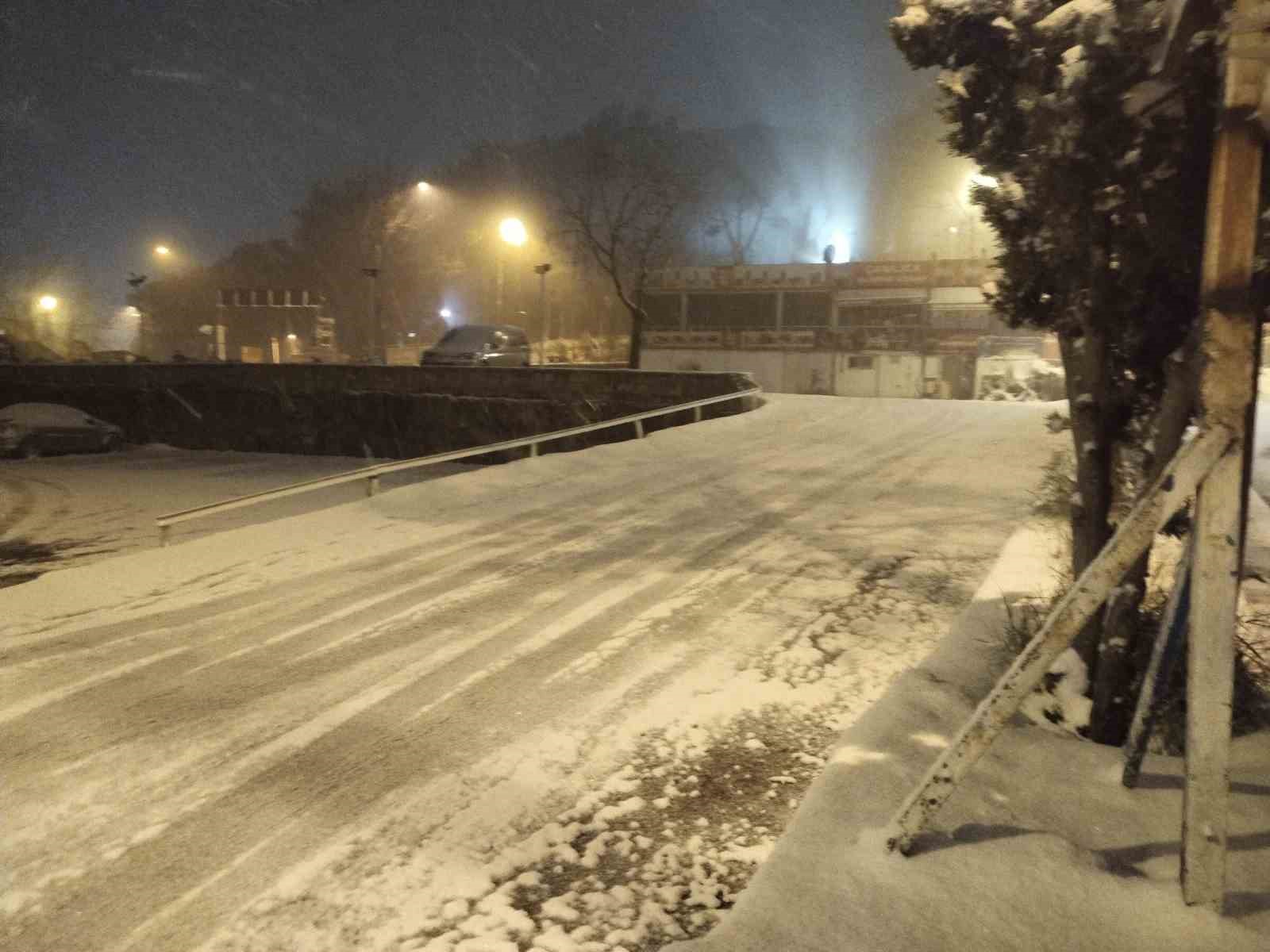 İstanbul Anadolu Yakası&rsquo;nda kar yağışı etkisini arttırdı
