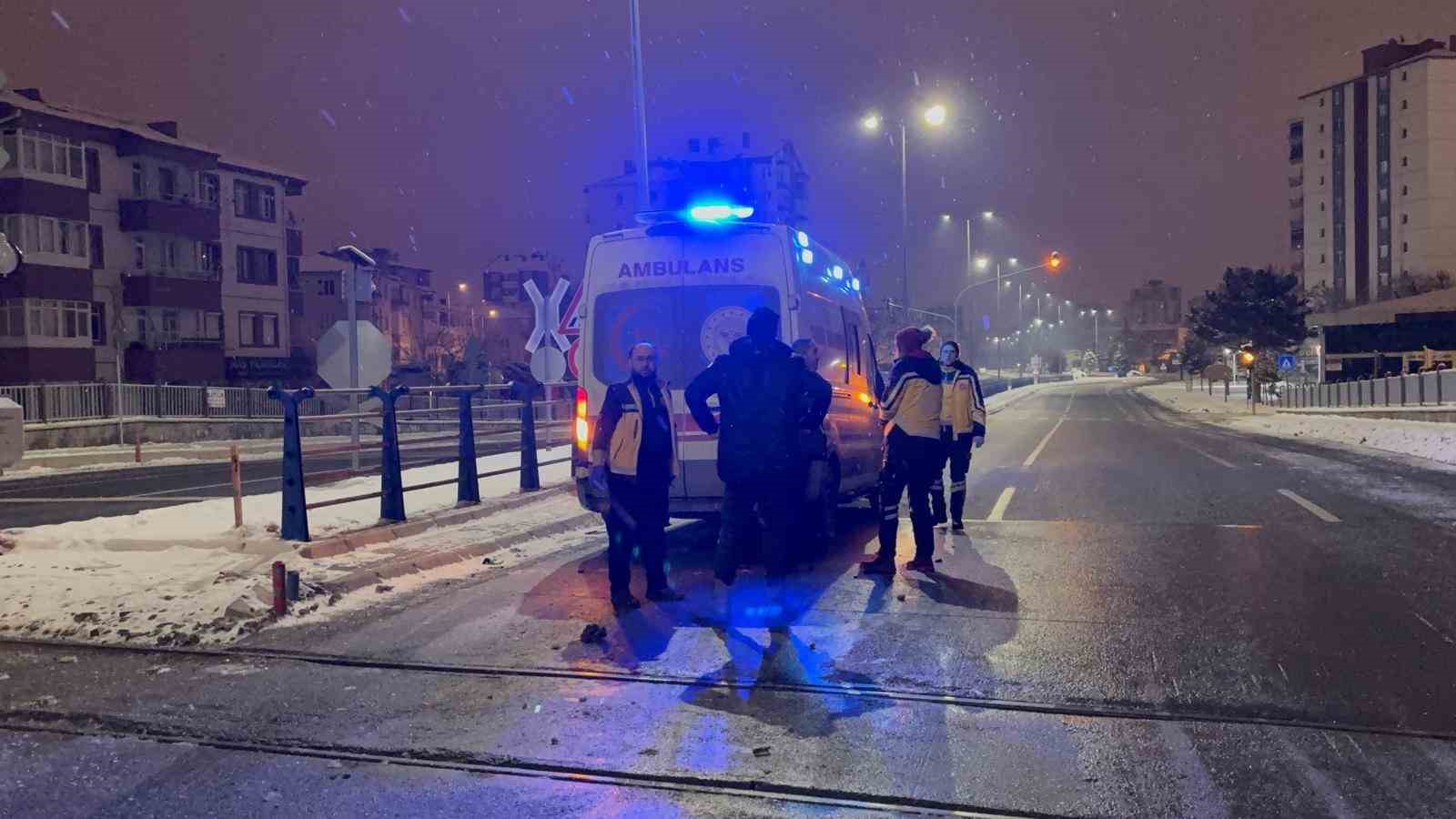 Y&uuml;k treniyle &ccedil;arpışan SUV aracın s&uuml;r&uuml;c&uuml;s&uuml; yara almadan kurtuldu
