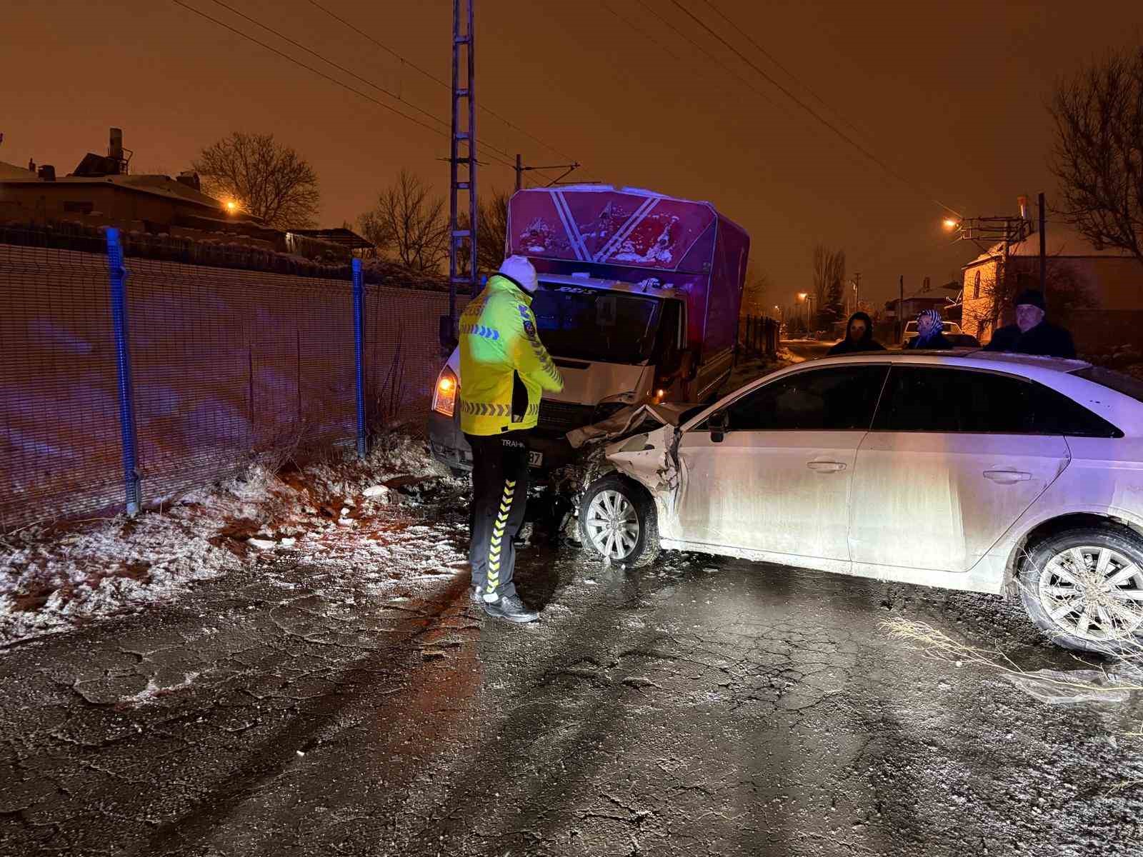 Otomobil kamyonetle kafa kafaya &ccedil;arpıştı: 3 yaralı
