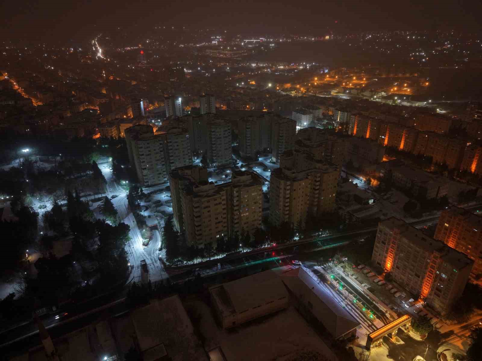 İstanbul&rsquo;da yoğun kar yağışı b&ouml;yle g&ouml;r&uuml;nt&uuml;lendi
