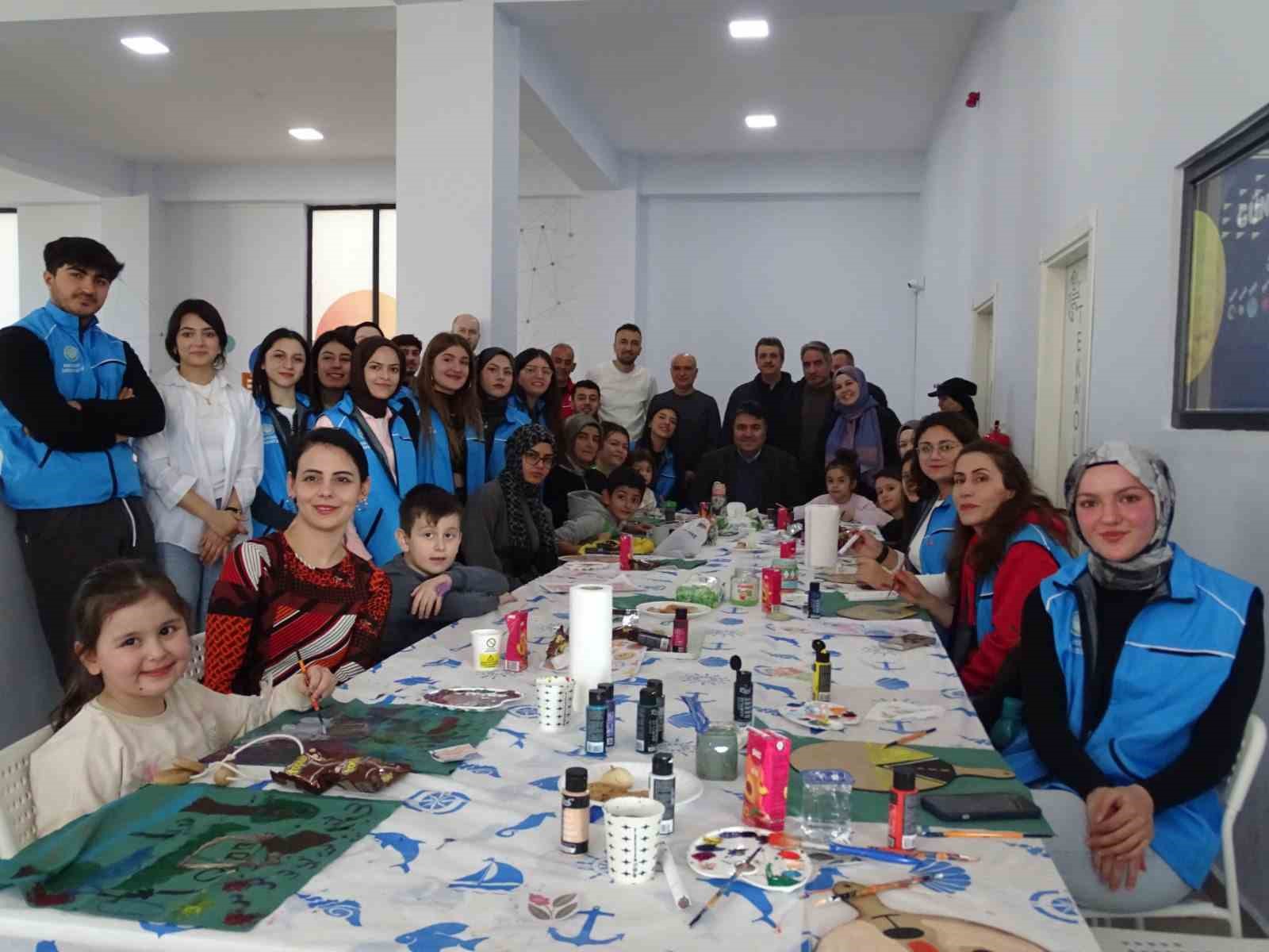 Ailece ahşap boyadılar