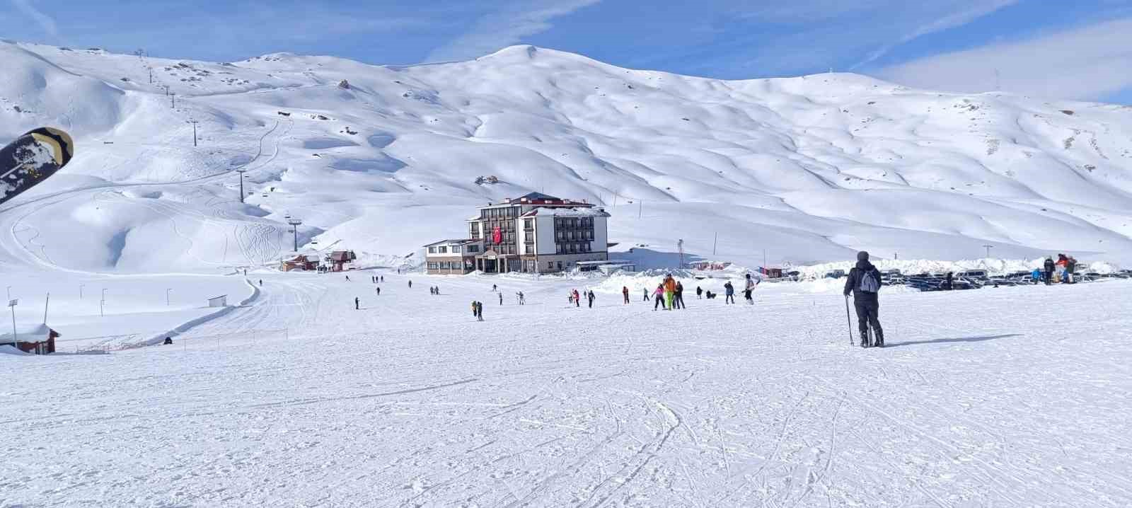 Soğuk hava kayak keyfini g&ouml;lgede bıraktı

