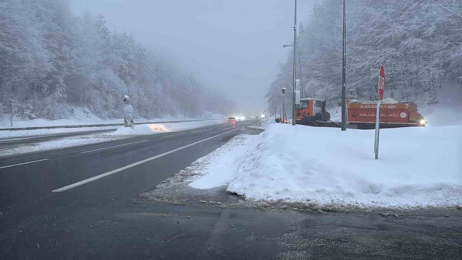 Bolu Dağı ge&ccedil;işinde kar ve hafif sis etkili oluyor
