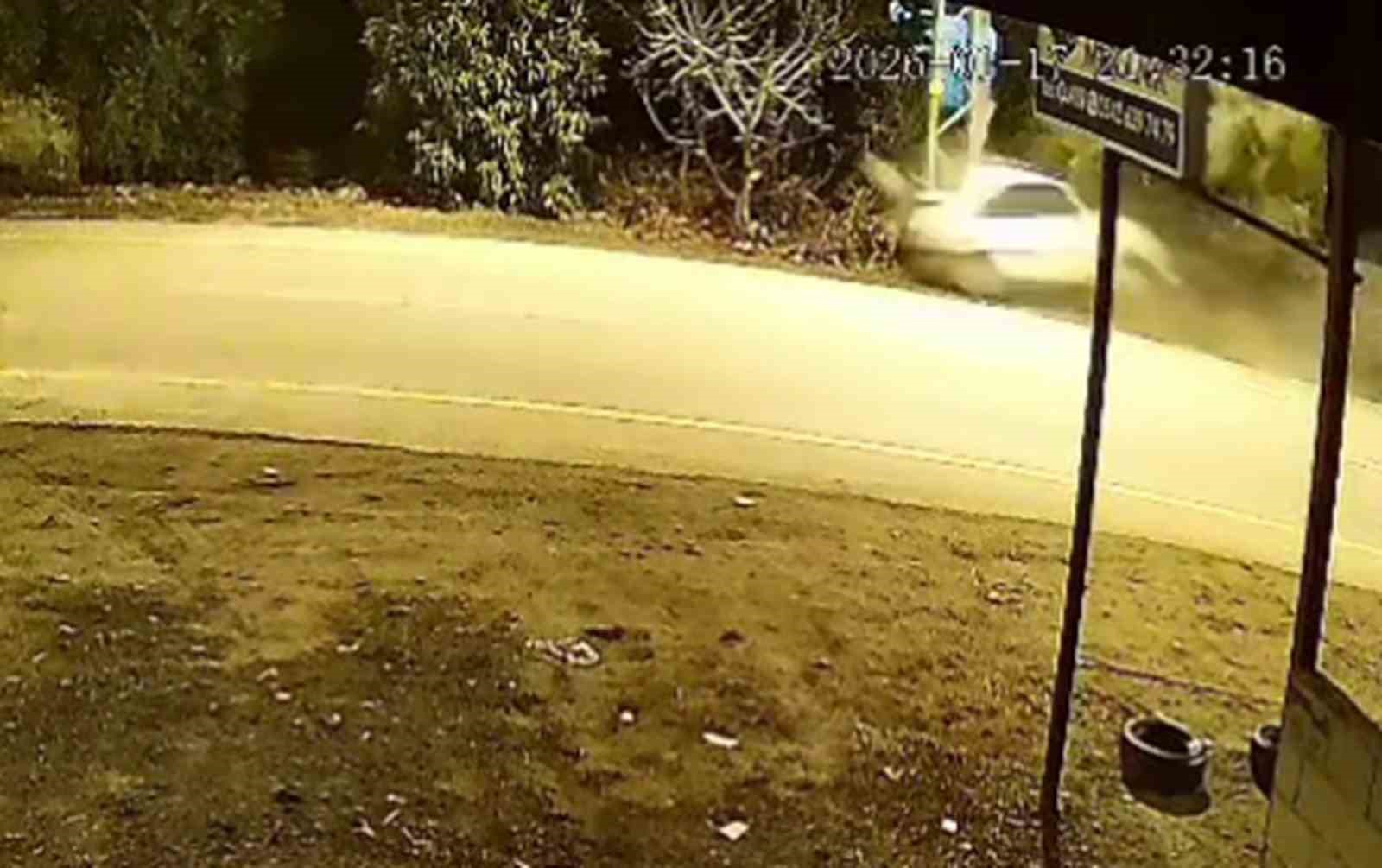 Otomobilin elektrik direğine saplandığı kaza kamerada