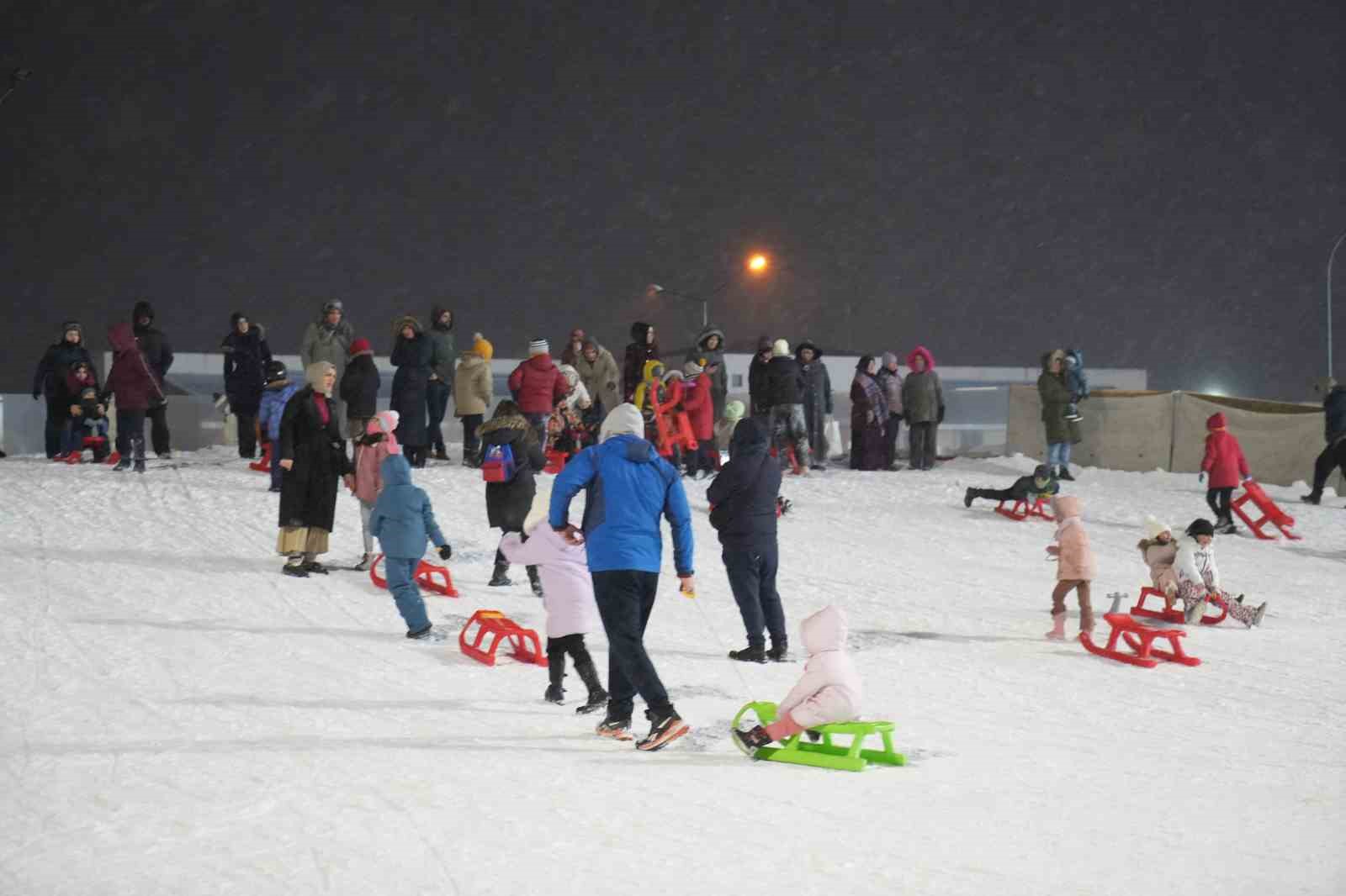 Atlama kuleleri pistinde kızak keyfi
