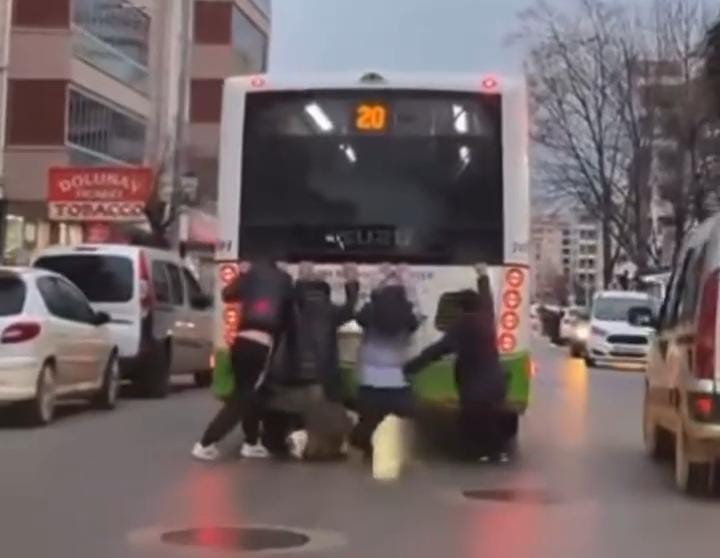 Bursa&rsquo;da belediye otob&uuml;s&uuml;nde tehlikeli yolculuk
