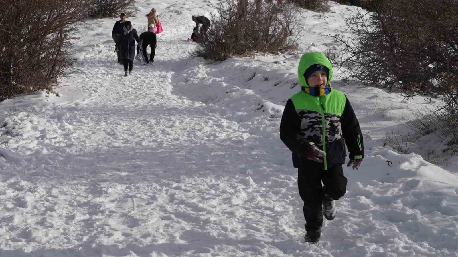 Kar hasretini bin 744 rakımlı dağda giderdiler: Zirvede kış manzarası g&ouml;rsel ş&ouml;len sundu
