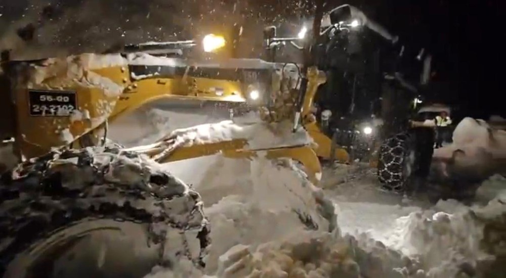 Siirt’te kardan dolayı yolda kalan aile kurtarıldı, yeni doğan bebek hastaneye ulaştırıldı