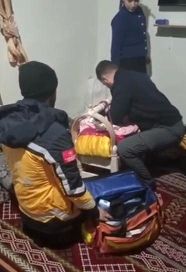 Siirt&rsquo;te kardan dolayı yolda kalan aile kurtarıldı, yeni doğan bebek hastaneye ulaştırıldı

