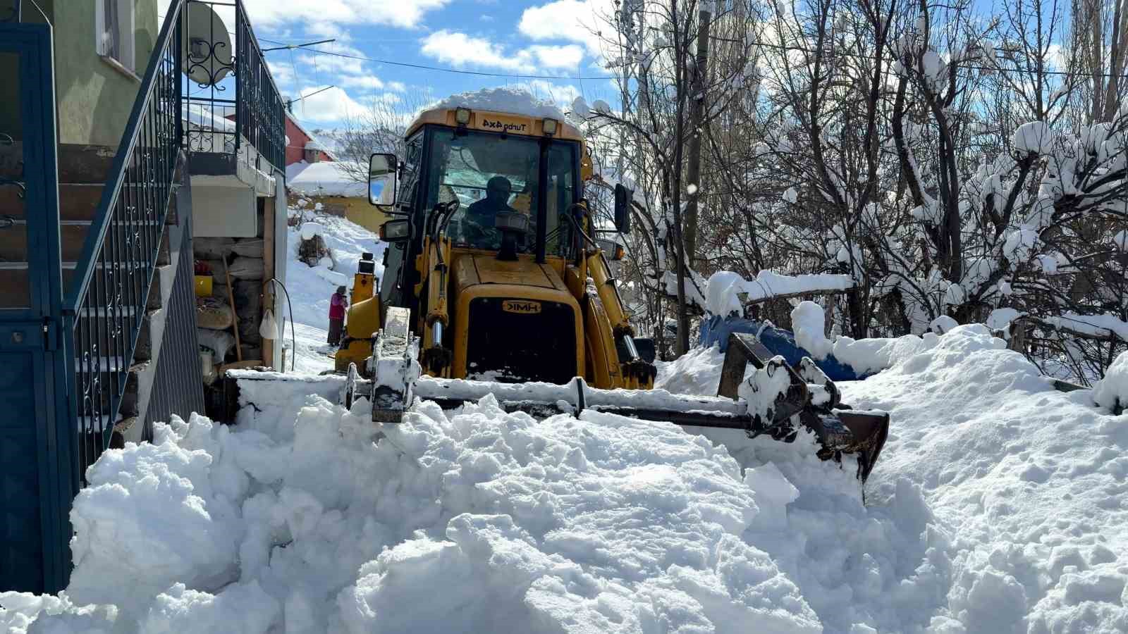 Devletten beklemedi, kardan kapanan köy yollarını kendi açtı