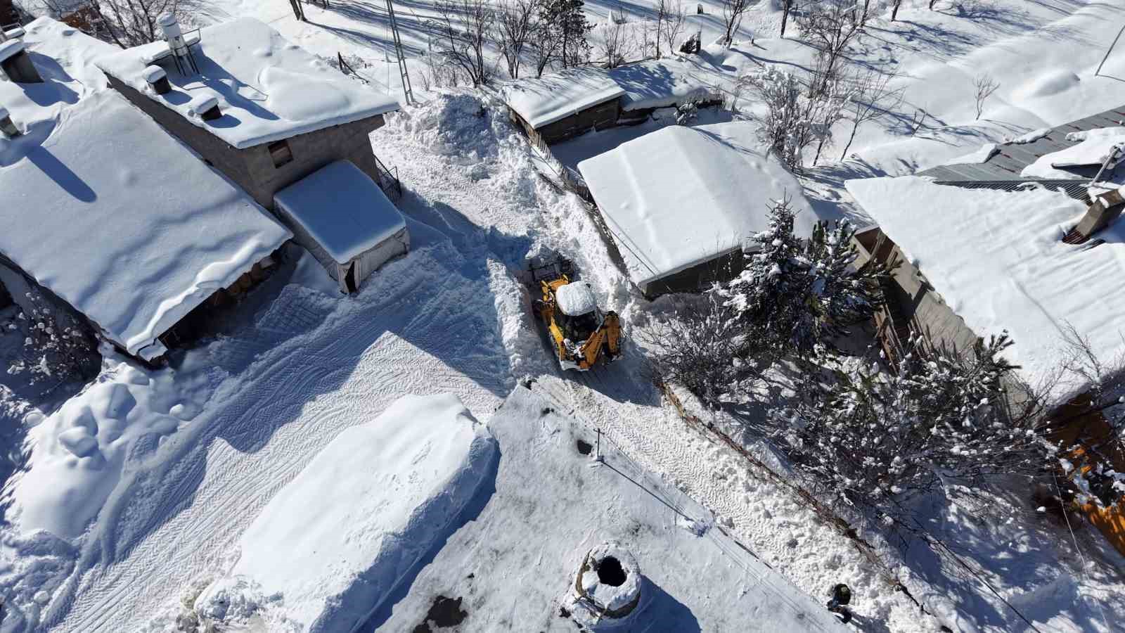 Devletten beklemedi, kardan kapanan k&ouml;y yollarını kendi a&ccedil;tı
